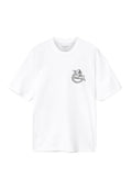 Weißes Baumwoll-T-Shirt mit einer schwarzen Drachen-Grafik und dem Schriftzug "AllSaints" auf der linken Brust. Kurze Ärmel und lockeres Design.