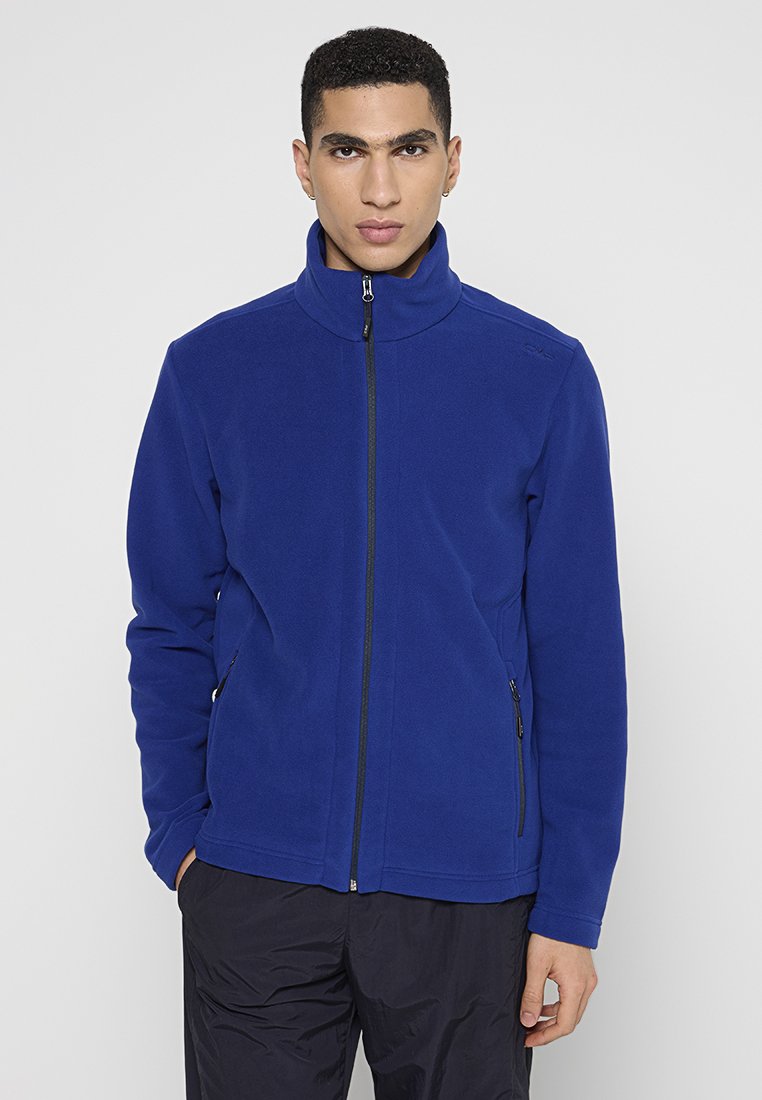 Blaues Fleece-Jackett mit hohem Kragen, Frontreißverschluss und zwei seitlichen Taschen. Glatte Textur, lässiges Design, geeignet für Outdoor-Aktivitäten.