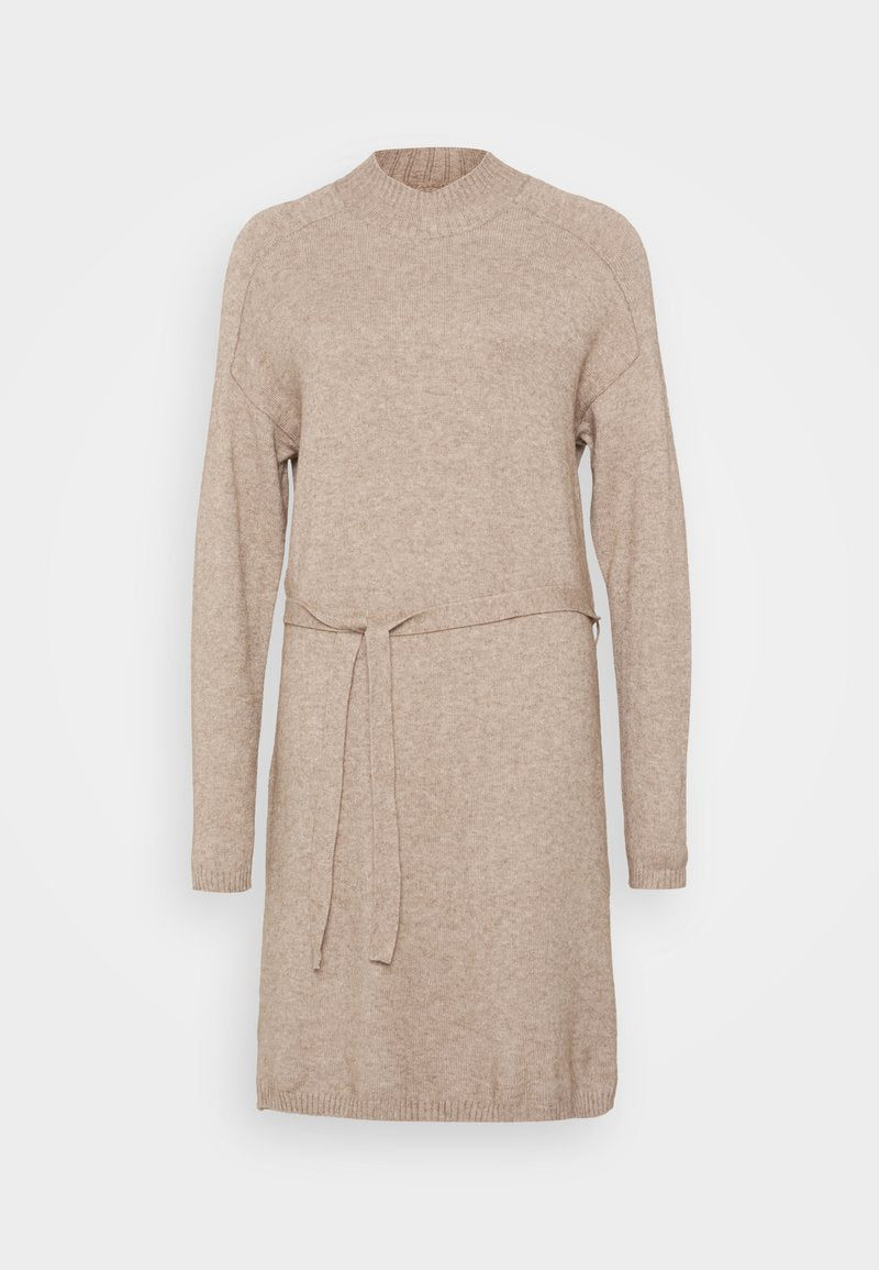 Strickkleid in hellbeige mit hohem Kragen, langen Ärmeln und einem Taillenband. Mit geripptem Saum an den Manschetten und am unteren Saum.