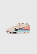Helle rosa Nike Fußballschuhe mit schwarzem Swoosh, Farbverlauf in Blau und Orange, orangefarbigen Stollen und dem Text "Nike United 002" an der Seite.