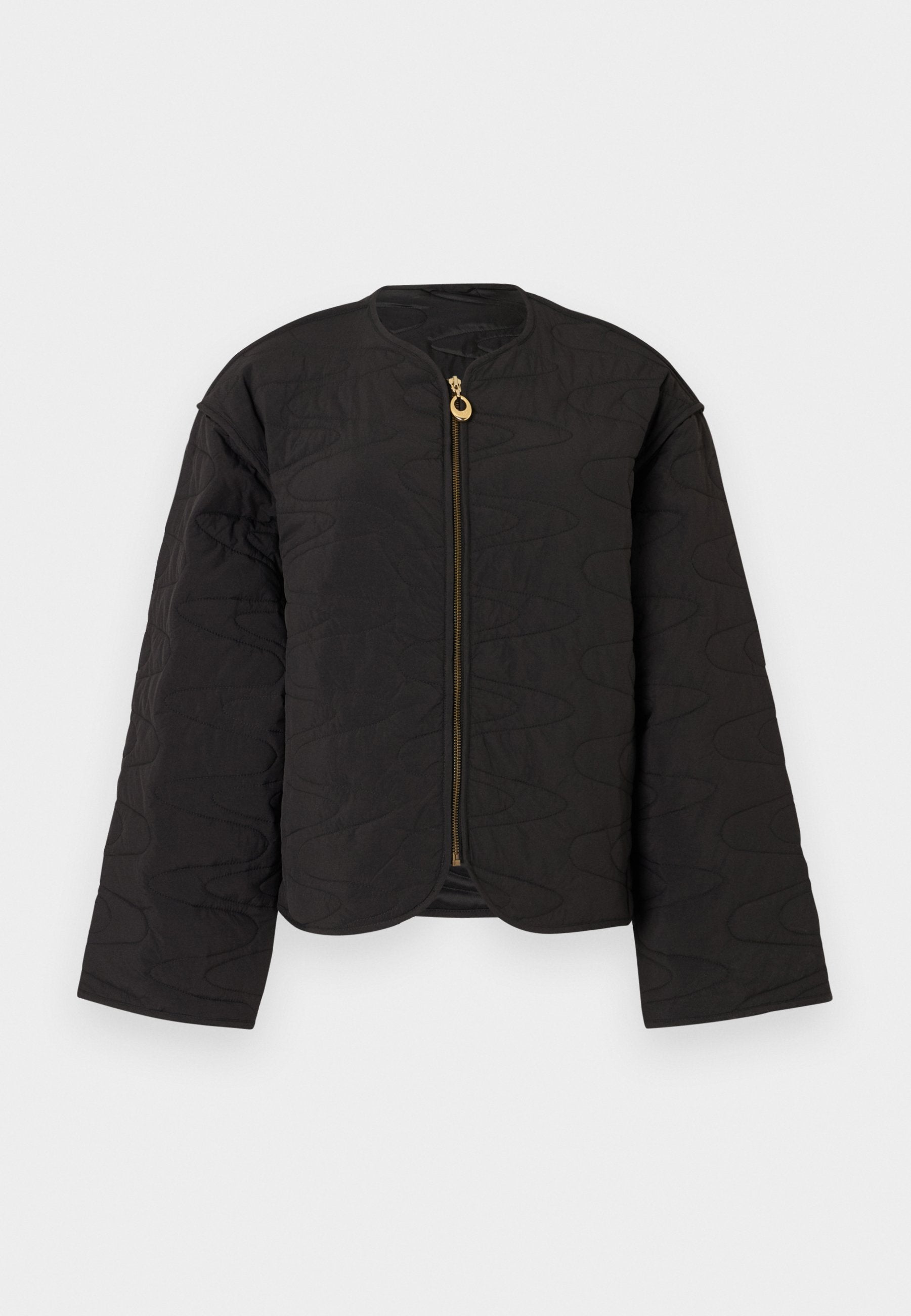 Schwarze gesteppte Jacke mit langen Ärmeln, rundem Ausschnitt und vorderem goldfarbenem Reißverschluss mit rundem Zuganhänger, auf weißem Hintergrund präsentiert.