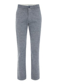 Graue Hose aus einem strukturierten Stoff. Verfügt über einen Knopfverschluss und einen geraden Beinansatz. Keine sichtbaren Taschen oder auffälligen Muster.