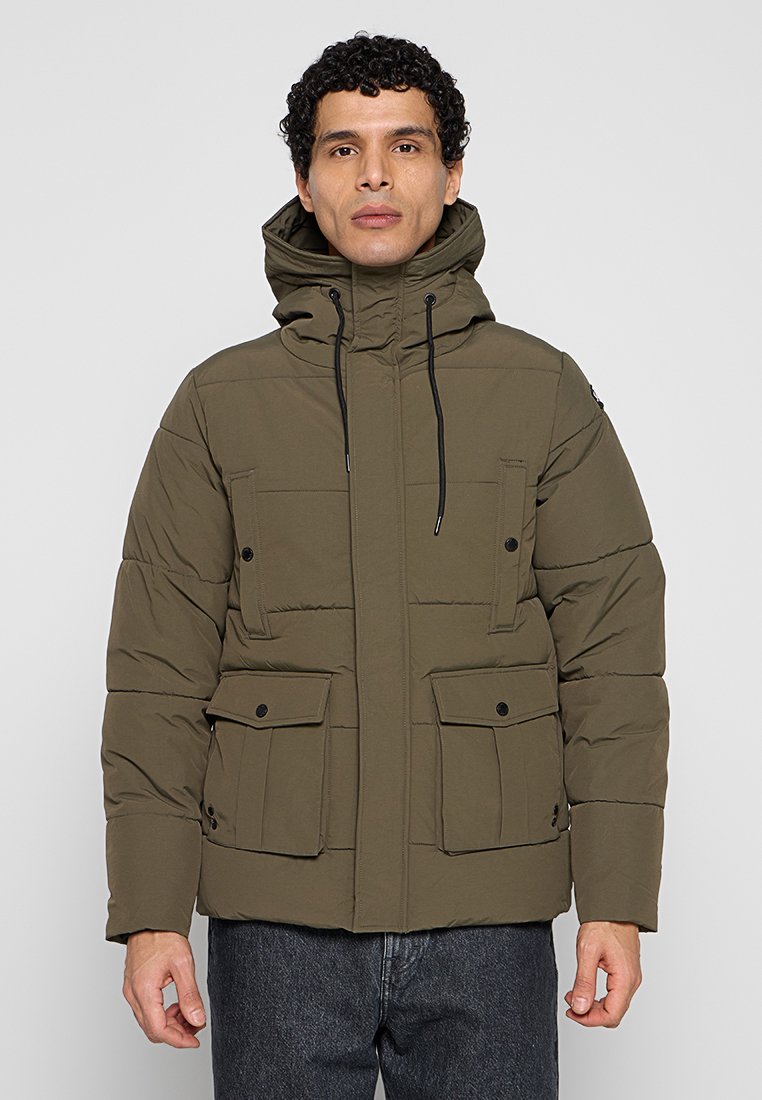 Olivgrüne wattierte Jacke mit Kapuze, ausgestattet mit vier Fronttaschen, schwarzen Knöpfen und Reißverschluss. Für Wärme und Funktionalität konzipiert.