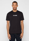 Schwarzes T-Shirt mit kurzen Ärmeln und Rundhalsausschnitt. Auf der Brust ist weißer Text "D*ES EL" aufgedruckt. Hergestellt aus weichem Baumwollstoff.