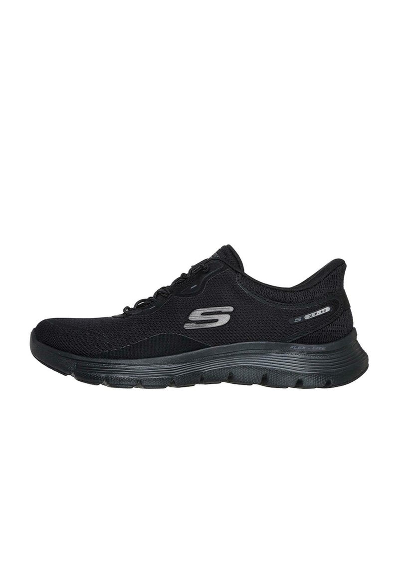 Schwarze Sneaker mit einem atmungsaktiven Mesh-Obermaterial, weichem Sohlen und "S"-Logo. Verfügt über strukturierte Akzente und ein leichtes Design für Komfort.