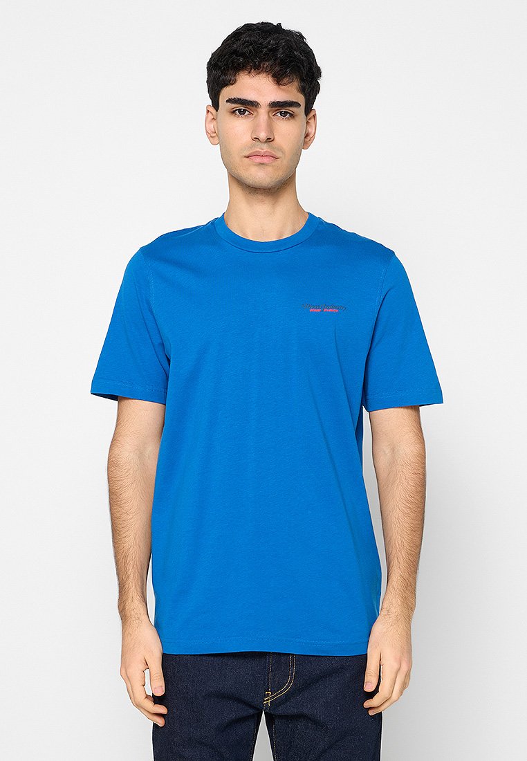 Blaues Baumwoll-T-Shirt mit Rundhalsausschnitt und kurzen Ärmeln, versehen mit einem kleinen roten Logo auf der Brust, glatter Textur und legerer Passform.