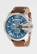 Diesel-Uhr mit blauem Zifferblatt, silbernem Edelstahlgehäuse, braunem Lederarmband und orangefarbenen Akzenten. Verfügt über mehrere Nebenskalen und kräftige Stundenmarker.