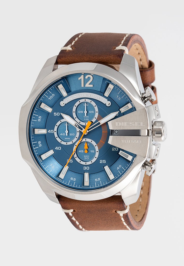 Diesel-Uhr mit blauem Zifferblatt, silbernem Edelstahlgehäuse, braunem Lederarmband und orangefarbenen Akzenten. Verfügt über mehrere Nebenskalen und kräftige Stundenmarker.