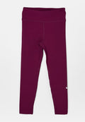 Dunkellila Sportleggings mit hohem Bund und kleinem weißem Nike-Logo nahe dem linken Knöchel, flach auf weißem Hintergrund ausgelegt.