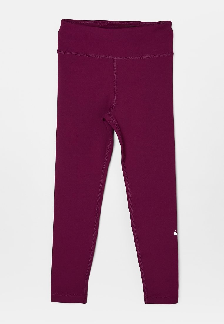 Dunkellila Sportleggings mit hohem Bund und kleinem weißem Nike-Logo nahe dem linken Knöchel, flach auf weißem Hintergrund ausgelegt.