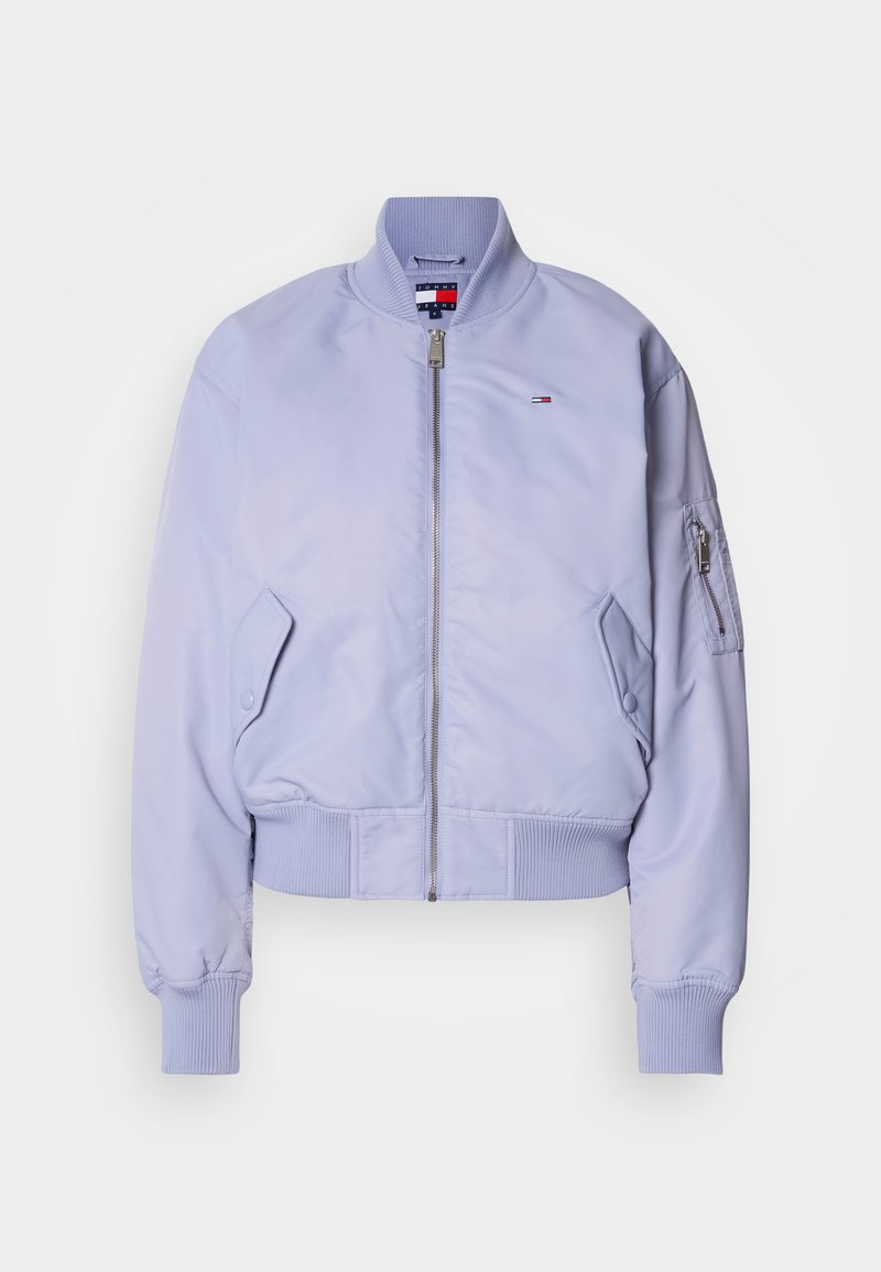 Hellblaue Bomberjacke aus glattem Material. Mit einem Reißverschluss auf der Vorderseite, geripptem Saum und Bündchen, Seitentaschen und einer Reißverschlusstasche am Arm.