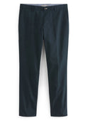 Hosen in Marineblau aus glattem Stoff, mit flachem Vorderteil, Eingrifftaschen und einem Metallknopfverschluss. Tailliertes Design mit geradem Bein.