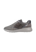 Grauer Sneaker aus gemischten Materialien einschließlich Wildleder, Lackleder und strukturiertem Stoff, mit dicker weißer Sohle und Schnürdesign.