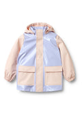 Wasserdichte Jacke mit Kapuze, glänzend hellblauer Körper und weiche rosa Ärmel, zwei vorne aufgesetzte Taschen, elastische Bündchen und gerader Schnitt.