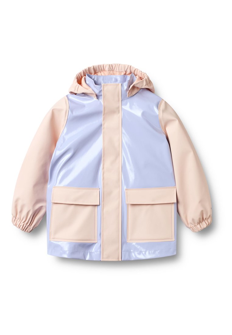 Wasserdichte Jacke mit Kapuze, glänzend hellblauer Körper und weiche rosa Ärmel, zwei vorne aufgesetzte Taschen, elastische Bündchen und gerader Schnitt.