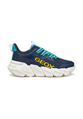 Marineblaue Turnschuhe mit einem strukturierten Mesh-Obermaterial, kontrastierenden türkisfarbenen Schnürsenkeln und einem auffälligen gelben "GEOX"-Logo. Fette weiße Sohle.