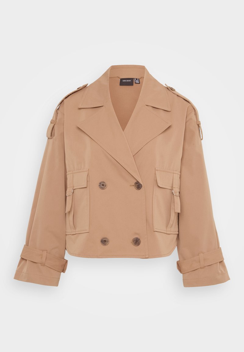 Helle, taillierte Jacke mit doppelt geknöpftem Verschluss, großen Fronttaschen und hochgerollten Ärmeln. Hergestellt aus einem glatten, leichten Stoff.
