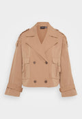 Helle, taillierte Jacke mit doppelt geknöpftem Verschluss, großen Fronttaschen und hochgerollten Ärmeln. Hergestellt aus einem glatten, leichten Stoff.