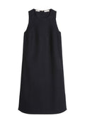 Ärmelloses schwarzes knielanges Kleid mit rundem Ausschnitt, geradem Schnitt, Rückenknopfverschluss und dezenten Seitennaht-Details.