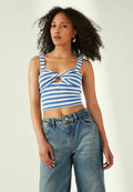Blau-weißer gestreifter Cropped-Top mit verdrehtem Vorderteil und Schlüssellochdetail, aus strukturiertem Material, kombiniert mit hochtaillierten Jeans.