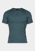 Nike Pro T-Shirt mit kurzen Ärmeln in Dunkeltürkis, aus glattem, dehnbarem Stoff mit einem runden Halsausschnitt und einem unauffälligen Logo-Detail auf der Brust.