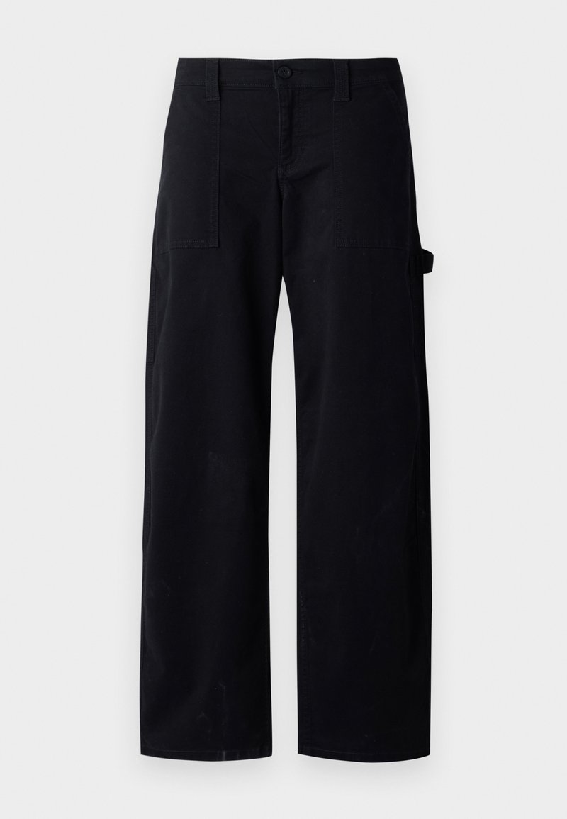 Schwarze weit geschnittene Hosen aus Baumwolle, mit einem Knopfverschluss, zwei frontalen Taschen und einer zusätzlichen seitlichen Tasche mit Schlaufen-Detail.