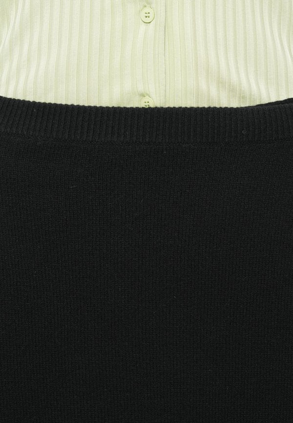 CLOSED WRAP SKIRT