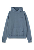 Blaues Baumwoll-Sweatshirt mit Kapuze, Vorderseitentasche und gerippten Bündchen. Mit kleinem, schwarzem Logo auf der Brust. Weiche Textur, lässiges Design.