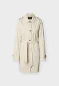 Beiger knielanger Trenchcoat mit Knopfverschluss, Taillengürtel, Schulterklappen und Manschettenriemen, auf einfarbigem Hintergrund präsentiert.