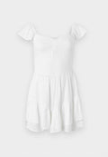 Weißes, ausgestelltes Kleid mit kurzen Puffärmeln, strukturiertem Stoff, gerafftem Oberteil und gerüschtem Saum, das ein einfaches, klassisches Design aufweist.