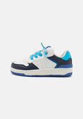 Weiße und marineblaue Sneaker mit atmungsaktiven Perforationen, blauen Schnürsenkeln und einer strukturierten Gummisohle; verfügt über ein Logo an der Seite.