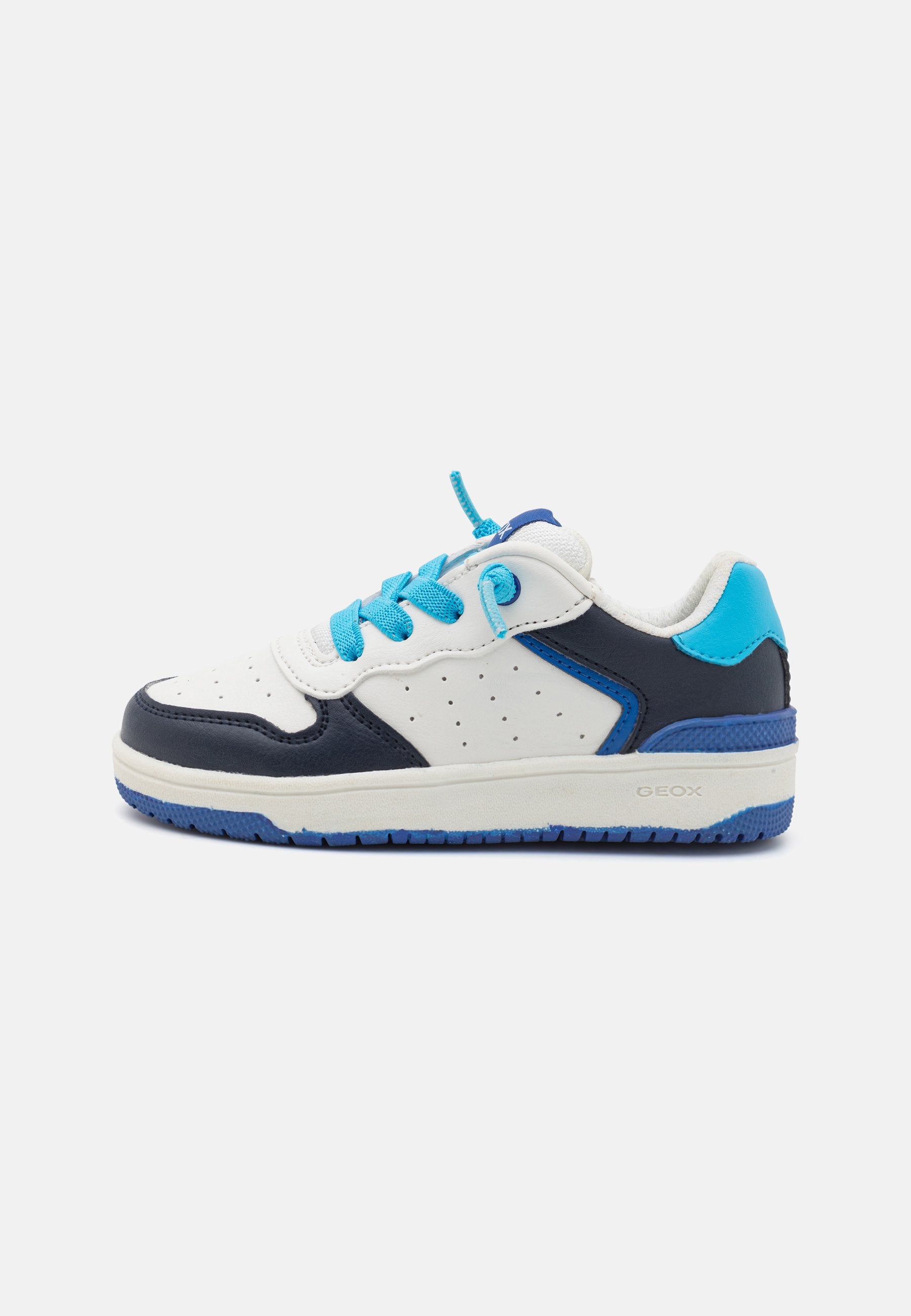 Weiße und marineblaue Sneaker mit atmungsaktiven Perforationen, blauen Schnürsenkeln und einer strukturierten Gummisohle; verfügt über ein Logo an der Seite.