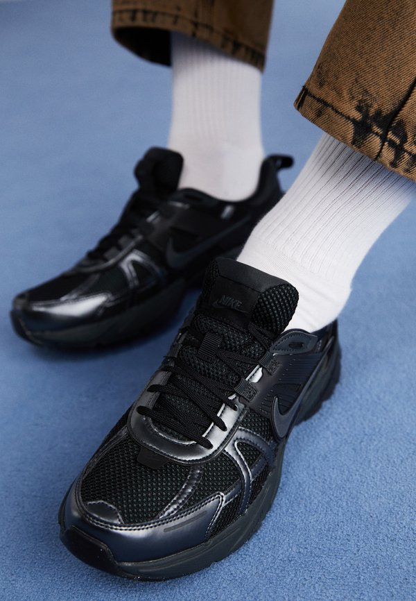 Nike Sportswear V2K RUN - Trainers - black/dark smoke grey/anthracite