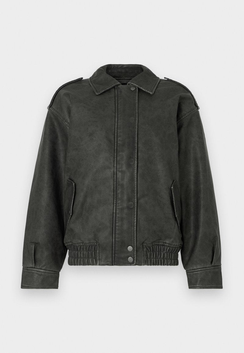 Grüne Kunstlederjacke mit Knopfleiste, breitem Kragen, Seitentaschen und elastischen Bündchen und Saum für eine lässige Passform.