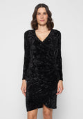 Schwarzes Samtkleid mit langen Ärmeln und V-Ausschnitt, das ein Wickeldesign und ein strukturiertes Muster im gesamten Stoff aufweist.