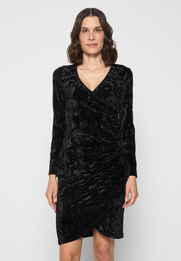 Schwarzes Samtkleid mit langen Ärmeln und V-Ausschnitt, das ein Wickeldesign und ein strukturiertes Muster im gesamten Stoff aufweist.