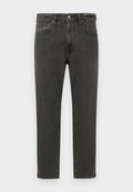 Schwarze Jeans mit geradem Bein, vorn mit Knöpfen, Gürtelschlaufen und einem Fünf-Taschen-Design, vor weißem Hintergrund dargestellt.