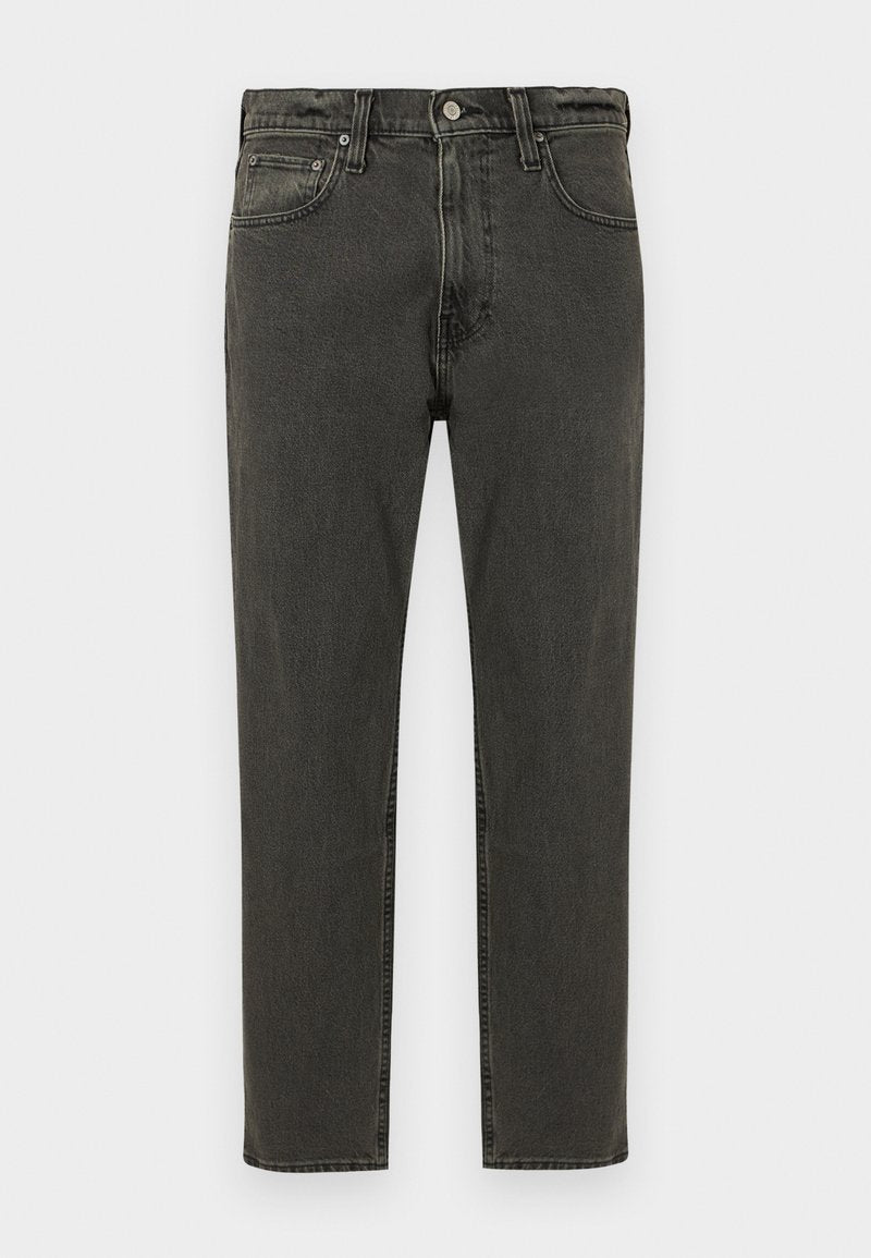 Schwarze Jeans mit geradem Bein, vorn mit Knöpfen, Gürtelschlaufen und einem Fünf-Taschen-Design, vor weißem Hintergrund dargestellt.