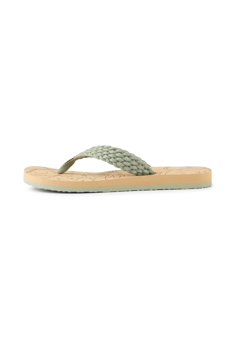Grüner geflochtener Riemen-Flip-Flop mit einer strukturierten, hellbeigen Sohle, ausgestattet mit flexiblem Design und einem dezenten Gummi-Griff an der Unterseite.