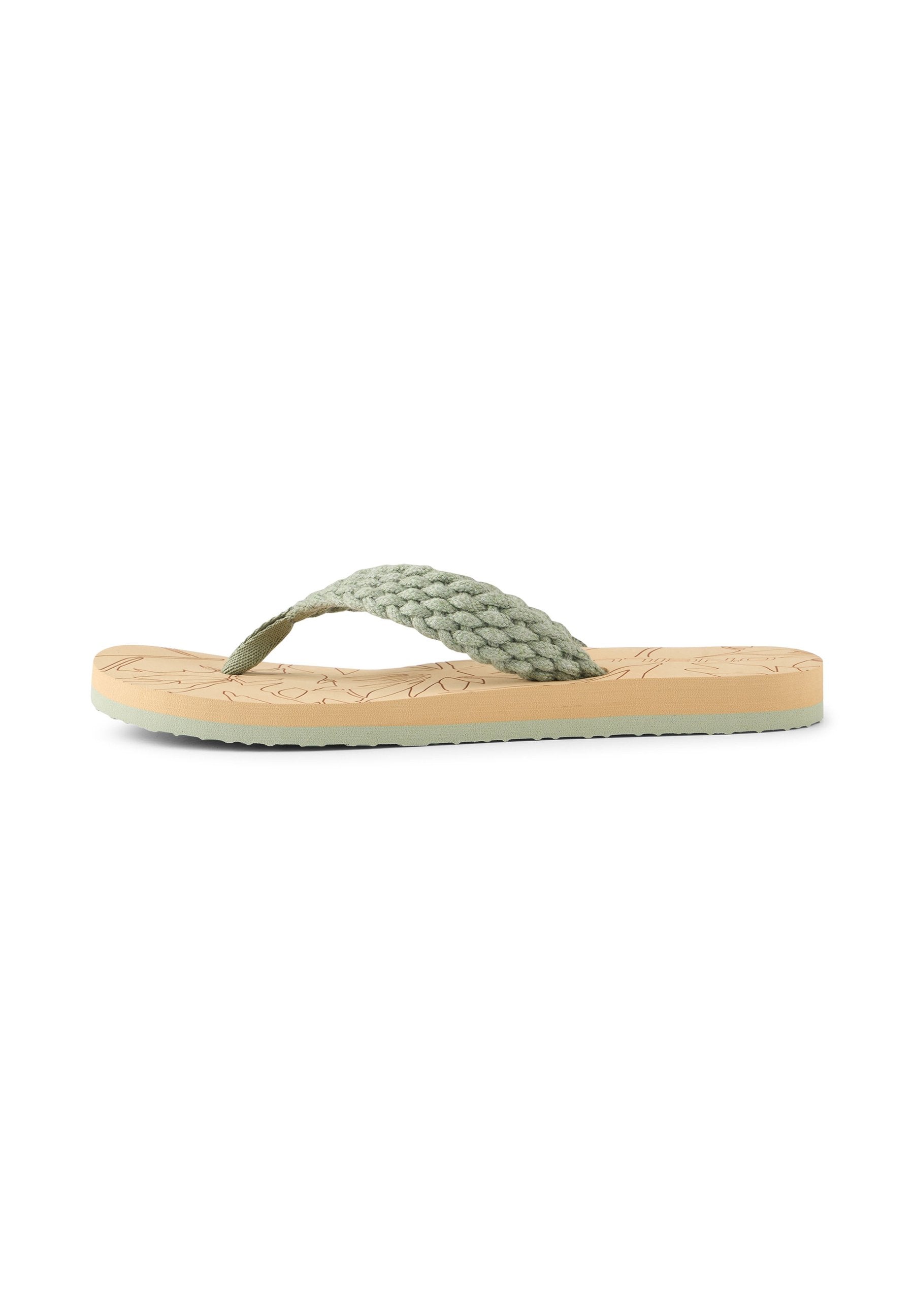 Grüner geflochtener Riemen-Flip-Flop mit einer strukturierten, hellbeigen Sohle, ausgestattet mit flexiblem Design und einem dezenten Gummi-Griff an der Unterseite.