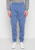 Mann trägt blaue GAP-Jogginghosen mit elastischen Bündchen, ein graues Sweatshirt und weiße Turnschuhe, steht vor einem weißen Hintergrund.