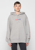 Grauer Hoodie mit einer Kängurutasche, ausgestattet mit einem Logo auf der Brust und roten Text entlang des Ärmels, gefertigt aus weichem Stoff.