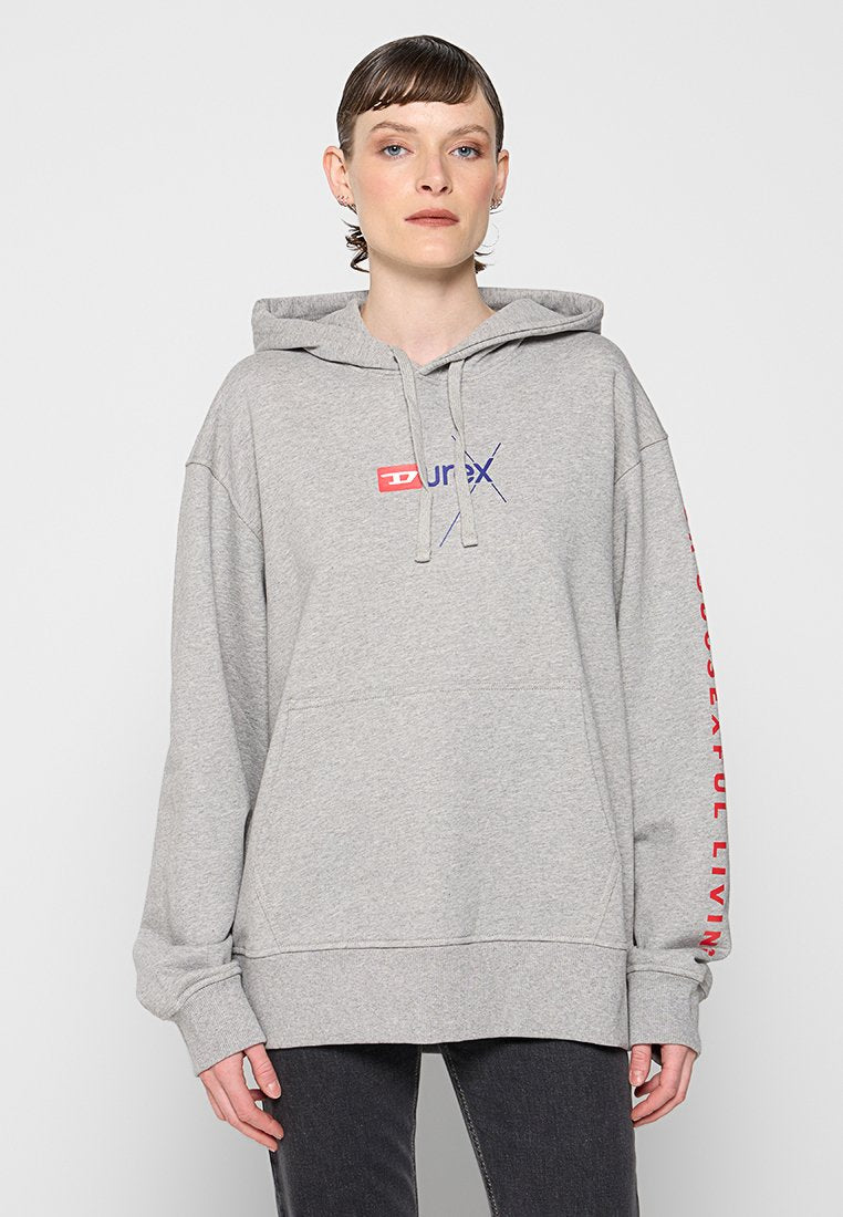 Grauer Hoodie mit einer Kängurutasche, ausgestattet mit einem Logo auf der Brust und roten Text entlang des Ärmels, gefertigt aus weichem Stoff.