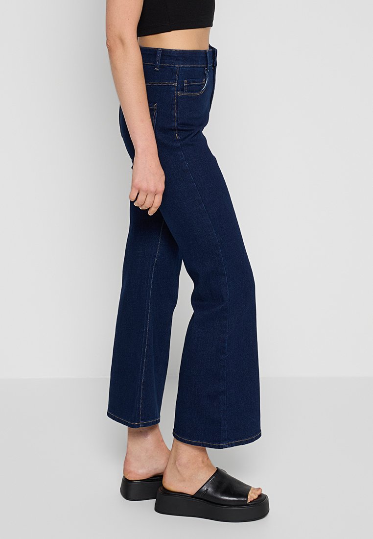 ONLY Petite Flared Jeans Media 2