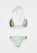 Blumiges Bikini-Set mit einem gebundenen Haltertop und passendem niedrig geschnittenen Bottom. Die Farben umfassen pastellgrün, gelb und lavendel. Weicher Stoff mit glatter Textur.