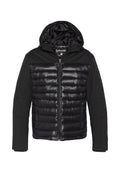 Schwarze Steppjacke mit Reißverschluss, mit Kapuze, gesteppter Textur auf der Vorderseite und glattem Stoff an Ärmeln und Rücken.