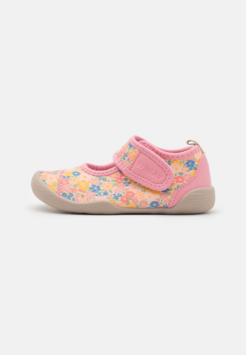 Rosa Kinderschuhe mit floraler Stoffoptik, Klettverschluss, Gummisohle und abgerundetem Zehenbereich, mit strukturierter Oberfläche und kleinem Markenlogo.