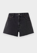 Schwarze Denim-Shorts mit hoher Taille, ausgefranstem Saum, vorderen Taschen und kupferfarbenen Nieten. Glatte Textur und klassischer Schnitt.