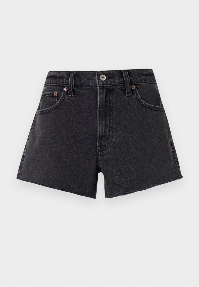 Schwarze Denim-Shorts mit hoher Taille, ausgefranstem Saum, vorderen Taschen und kupferfarbenen Nieten. Glatte Textur und klassischer Schnitt.