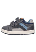 Graue und blaue Sneaker mit Klettverschlüssen, perforiertem Leder und Mesh-Einsätzen. Weiße Gummisohle und kontrastierende Nähte.